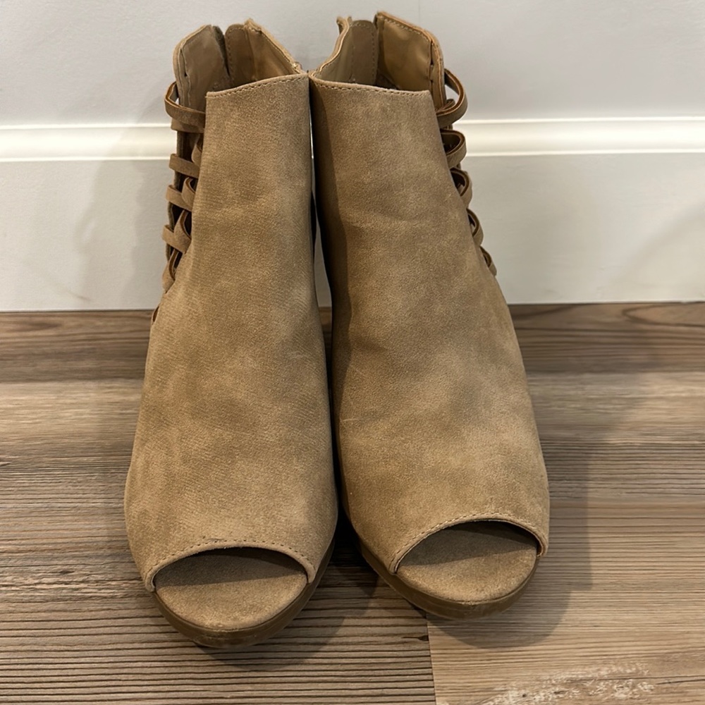 Kenneth Cole ankle bootie beige size 8.5 M open toe and lace on side, tassel zip